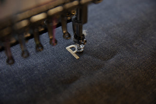 Pantalone in denim scuro carrot fit