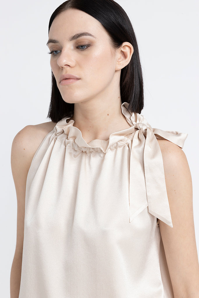 Top with ruffled collar  