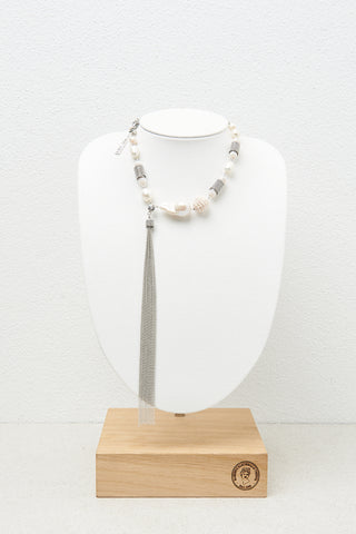 Necklace with freshwater pearls and fringe