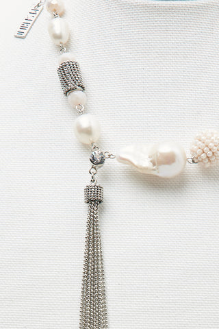 Necklace with freshwater pearls and fringe