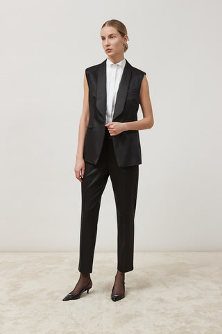 Sleeveless shirt with tuxedo collar  