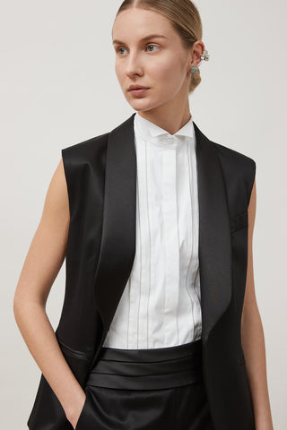 Sleeveless shirt with tuxedo collar  