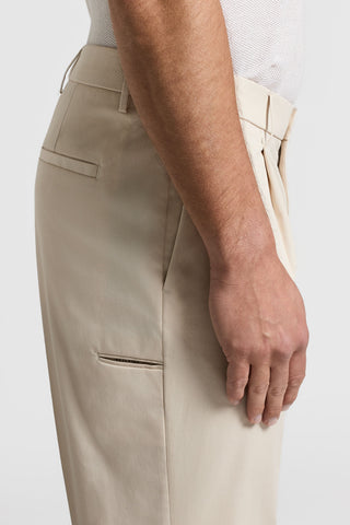 Pantalone con pince in gabardina in puro cotone
