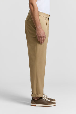 Pantalone con pince in gabardina in puro cotone