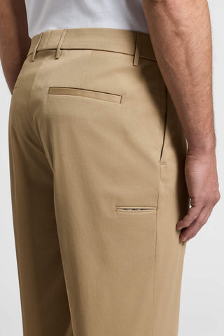 Pantalone con pince in gabardina in puro cotone