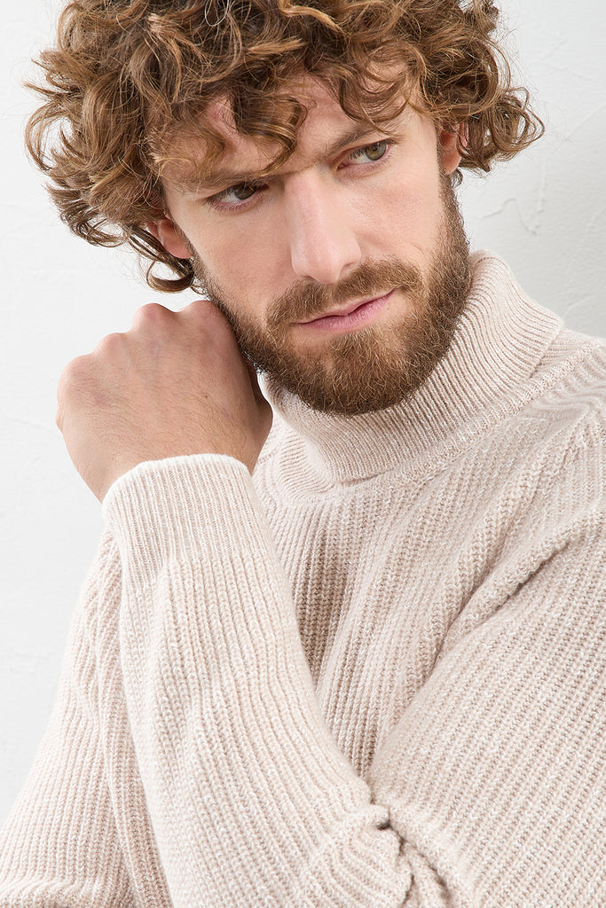 Turtleneck in soft wool and cashmere yarn  