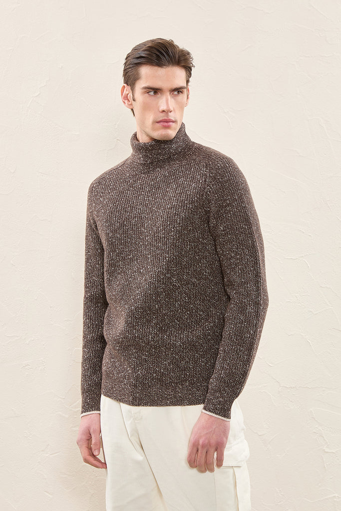 Turtleneck in soft wool and cashmere yarn  