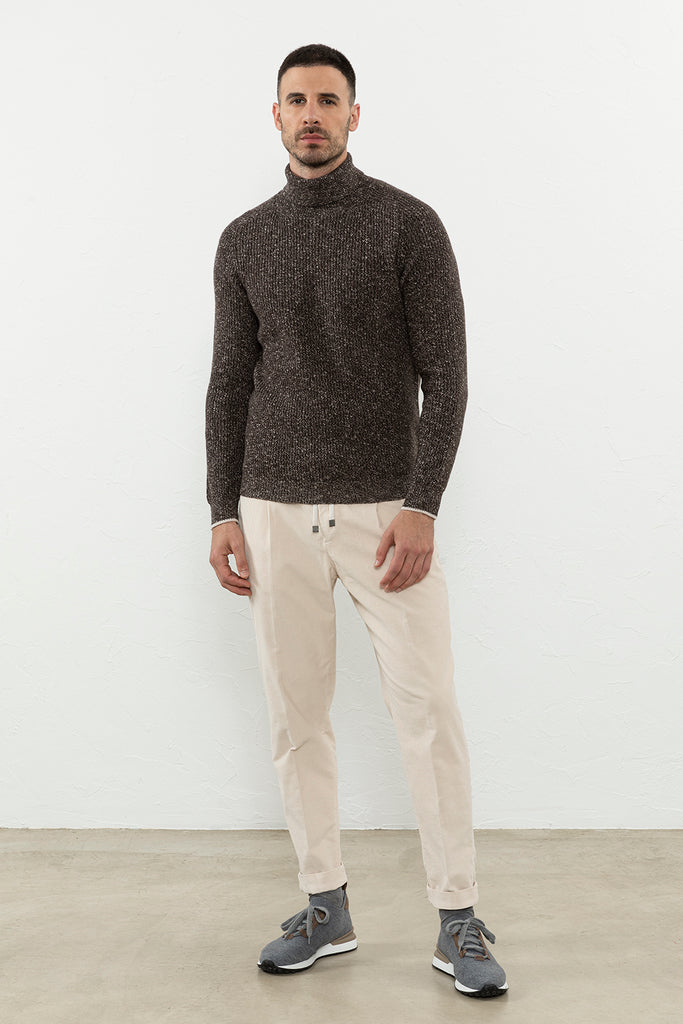 Turtleneck in soft wool and cashmere yarn  