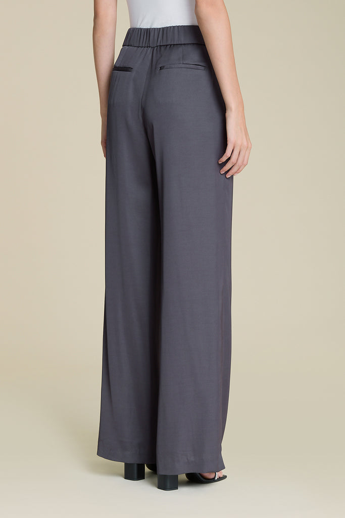 Elegant 2 pleat trousers in luminous fluid viscose satin  
