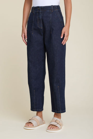 Balloon jeans with maxi darts in rinse wash comfort denim  