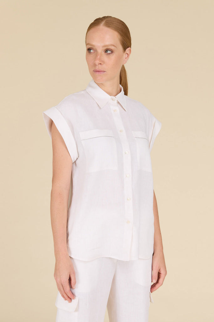 Sleeveless shirt in light pure linen with diamond cut chain trim on the pockets  