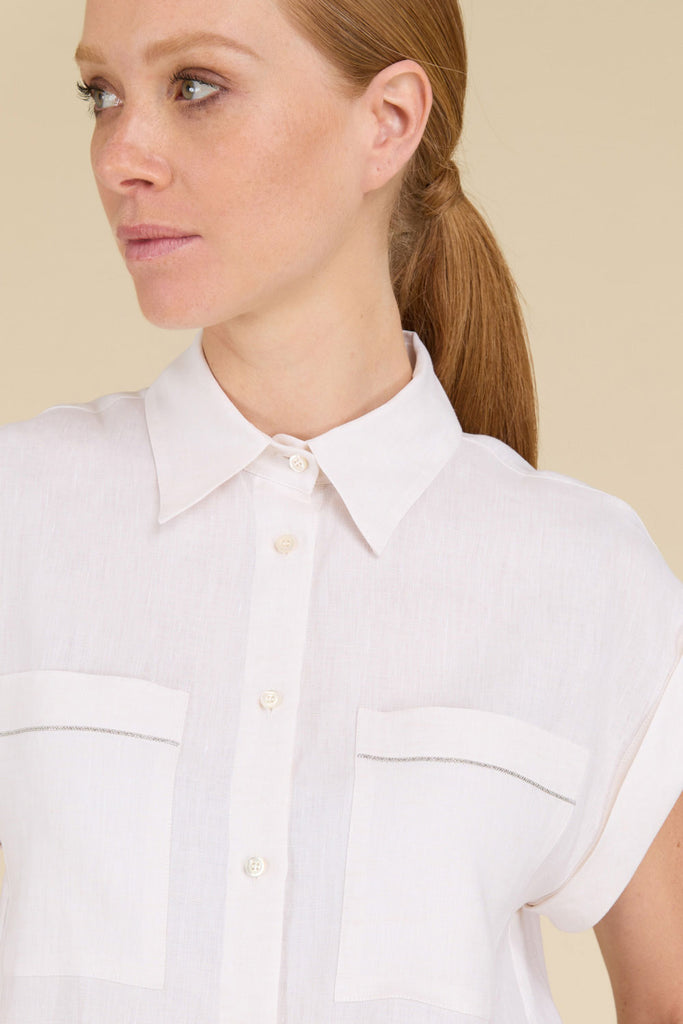 Sleeveless shirt in light pure linen with diamond cut chain trim on the pockets  