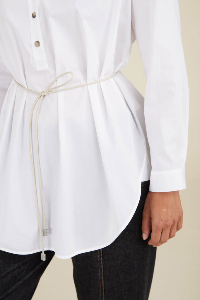 Oversize shirt in comfort cotton poplin with soft nappa leather belt and diamond cut chain detail on the back  