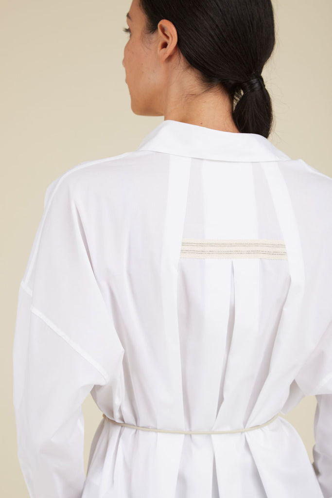 Oversize shirt in comfort cotton poplin with soft nappa leather belt and diamond cut chain detail on the back  