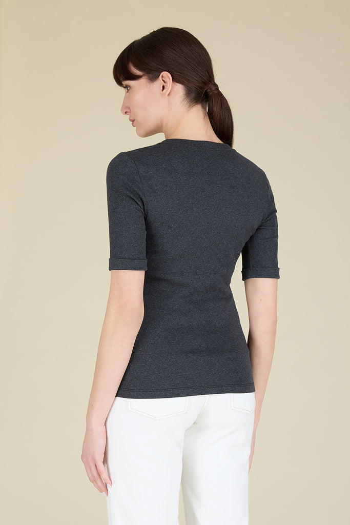 V-neck T-shirt in comfortable melange rib with diamond cut chain trim on the shoulders  